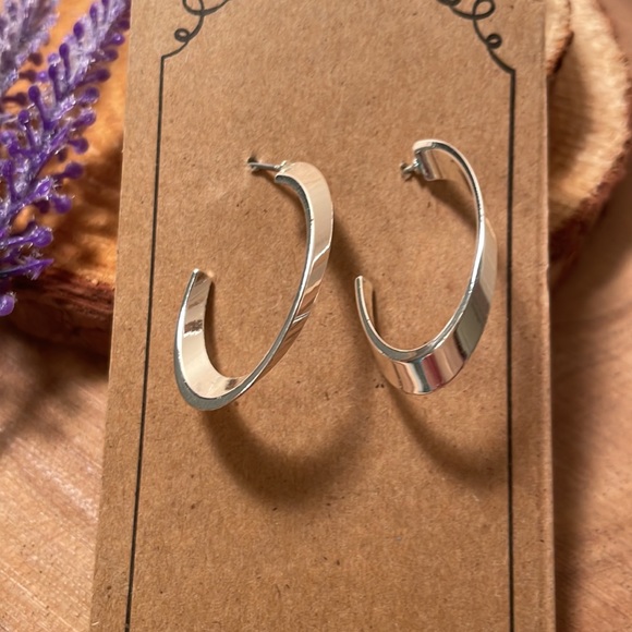 Pretty silver hoop earrings, never worn - Picture 2 of 2